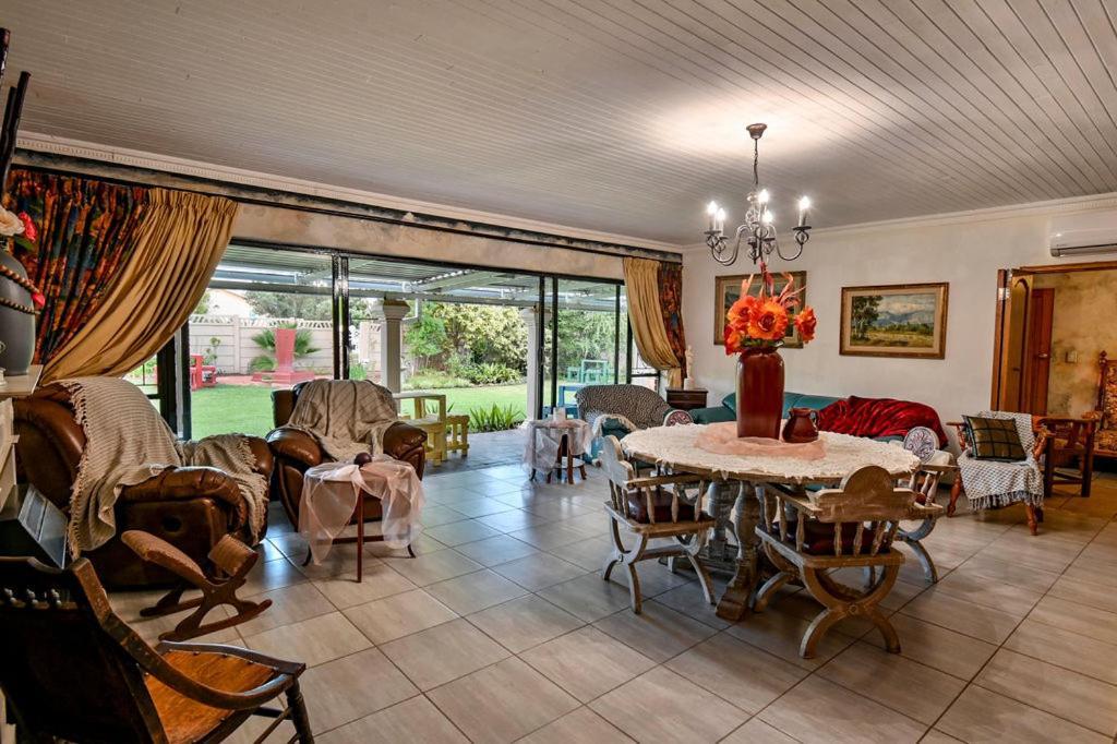 Iszis Guest House Bloemfontein Eksteriør bilde